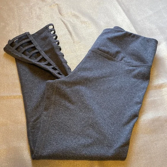 Woman’s medium gray So capris leggings - Picture 1 of 3